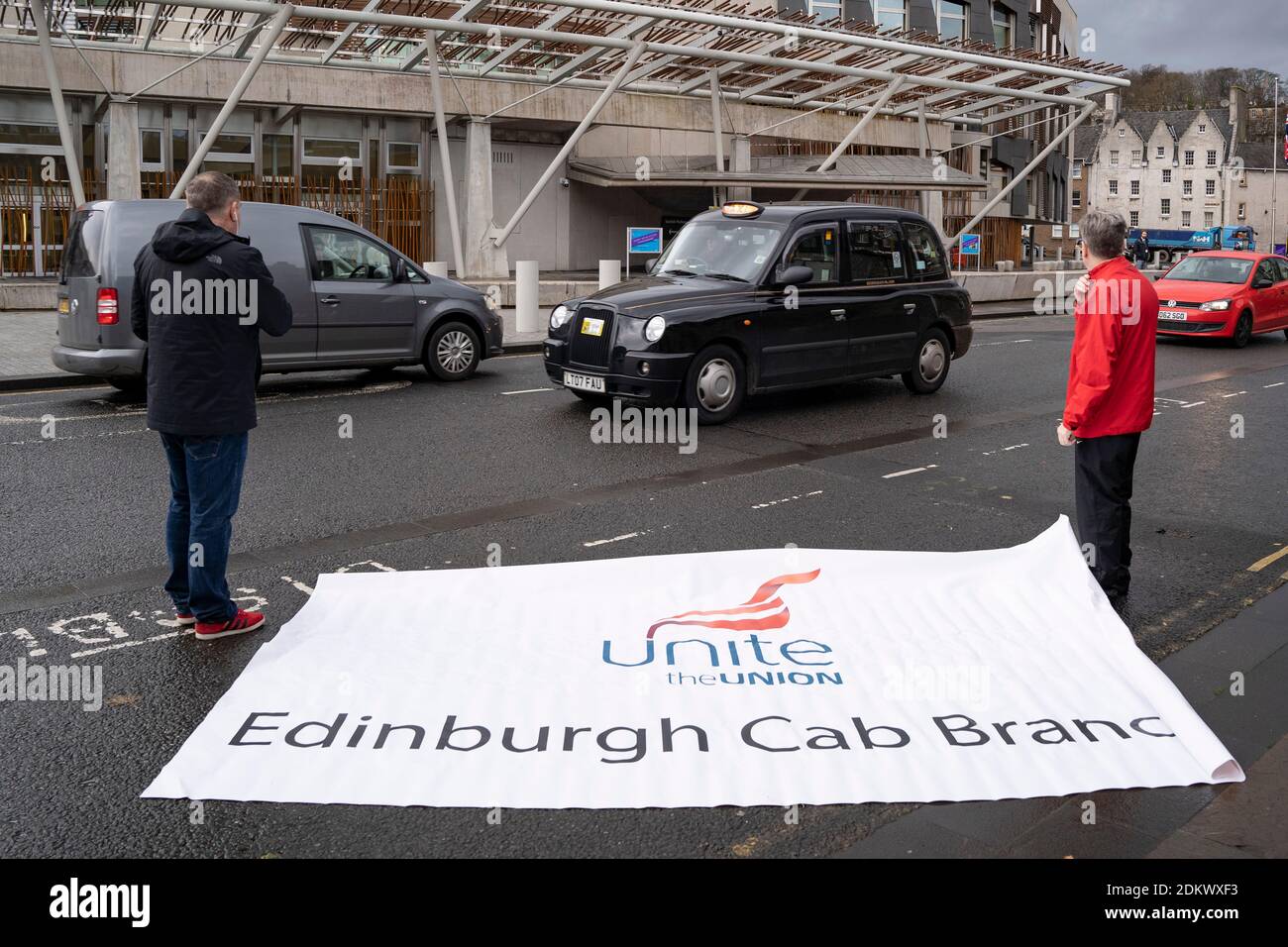 Édimbourg, Écosse, Royaume-Uni. 16 décembre 2020. Les chauffeurs de taxi manifestent devant le Parlement écossais à Holyrood. La manifestation en taxi noir a été organisée par le syndicat Unite. Un porte-parole a déclaré que l'action consistait à soulever le sort de milliers de chauffeurs de taxi qui souffrent de difficultés pendant la pandémie actuelle du coronavirus et de ses répercussions sur l'économie. Iain Masterton/Alay Live News Banque D'Images