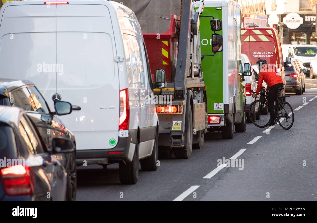 Vue générale du trafic de la A205 South Circular Road à Lewisham, au sud de Londres. La pollution de l'air a été enregistrée comme une cause médicale de décès chez Ella Kissi-Debrah, une jeune de neuf ans qui a subi une crise d'asthme mortelle. Kissi-Debrah est considéré comme la première personne au Royaume-Uni à avoir la pollution de l'air inscrite comme la cause de décès sur son certificat de décès, suite à la décision d'un coroner lors d'une deuxième enquête sur sa mort. Banque D'Images