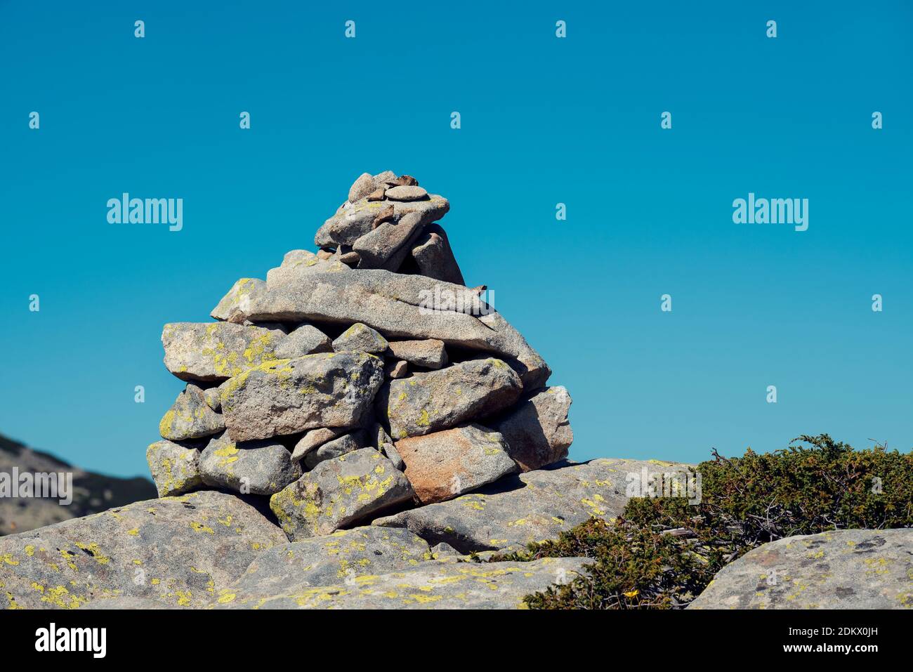 Pyramide de pierres la montagne dans le parc national de Pirin Jour ensoleillé d'été au-dessus de la roche ciel bleu et bon météo Banque D'Images