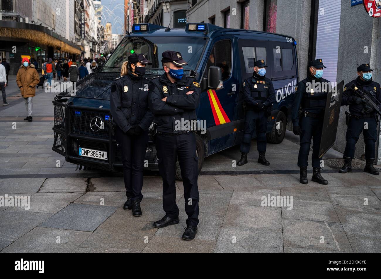 Madrid, Espagne. 16 décembre 2020. Des membres de la police anti-émeute portant des masques pour mettre en place un contrôle sur la place du sol lors de la présentation du déploiement de la police pour la sécurité pendant les célébrations de Noël. Cette année, la police devra également veiller à ce que les mesures de sécurité et de restriction contre le coronavirus de propagation (COVID-19) soient prises. Credit: Marcos del Mazo/Alay Live News Banque D'Images