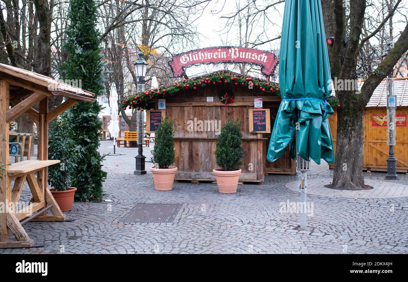 Munich, Allemagne. 16 décembre 2020. Un stand de vin chaud fermé se trouve au Viktualienmarkt dans le centre-ville. Aujourd'hui, le confinement contre la pandémie de Corona commence en Allemagne. Credit: Sven Hoppe/dpa/Alay Live News Banque D'Images