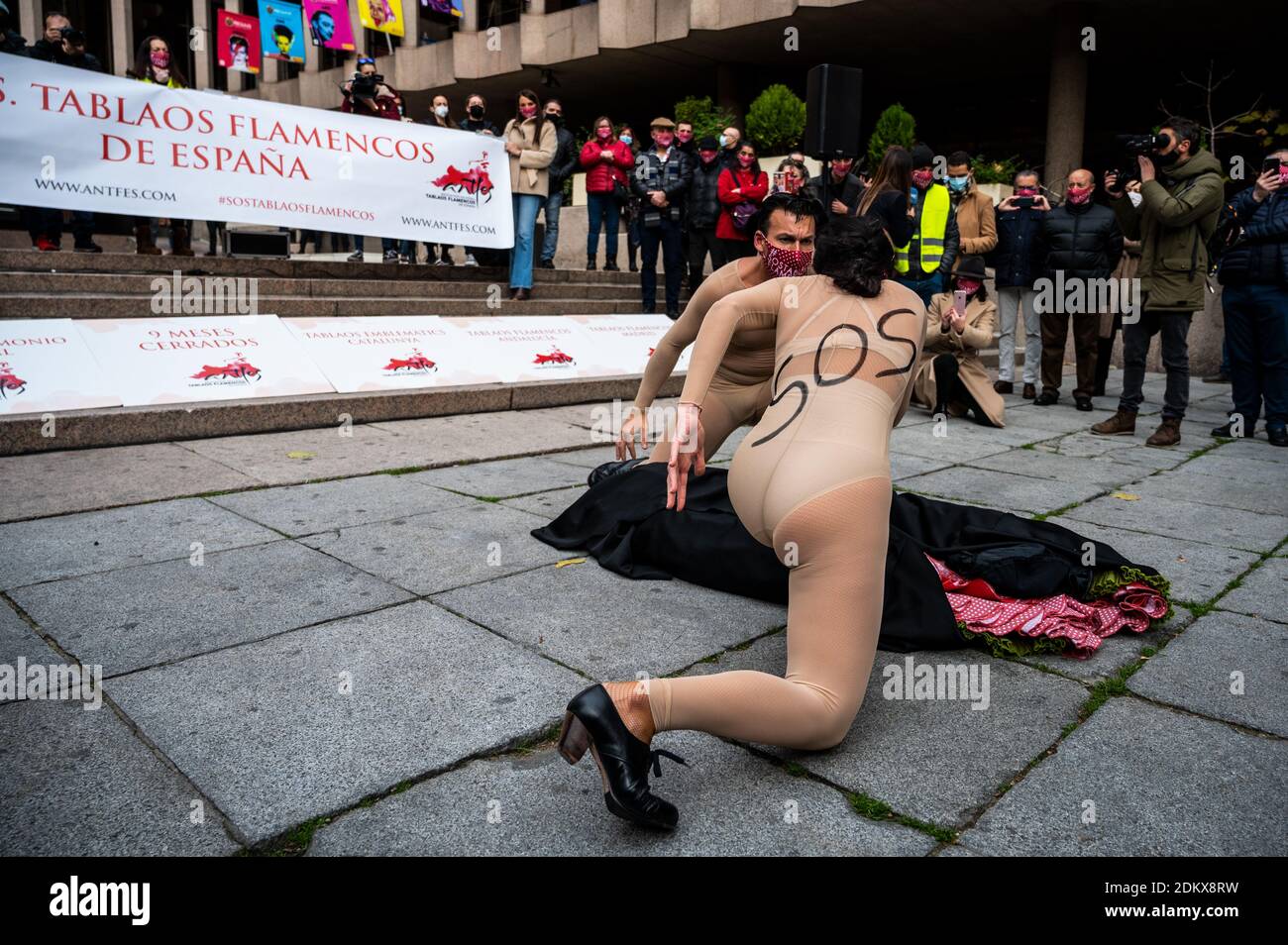 Madrid, Espagne. 16 décembre 2020. Des danseurs de flamenco se produisent devant le ministère de la Culture lors d'une manifestation pour montrer la situation de travail compliquée causée par la crise du coronavirus (COVID-19) dans le secteur Flamenco Tablaos et pour demander des aides. Credit: Marcos del Mazo/Alay Live News Banque D'Images