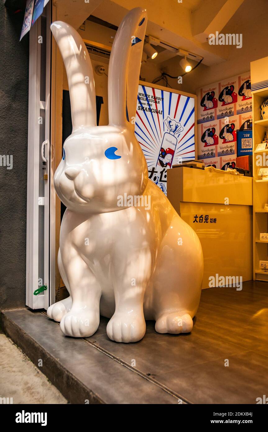 Magasin vendant des bonbons White Rabbit, une marque bien connue de Shanghai, dans le Tianzifang de Shanghai. Banque D'Images