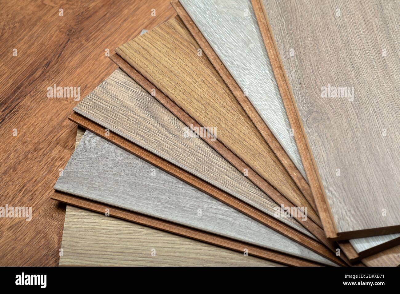 Fond laminé. Échantillons de parquet ou de stratifié avec un motif et une  texture de bois pour le revêtement de sol et la conception intérieure.  Production de parquet Photo Stock - Alamy