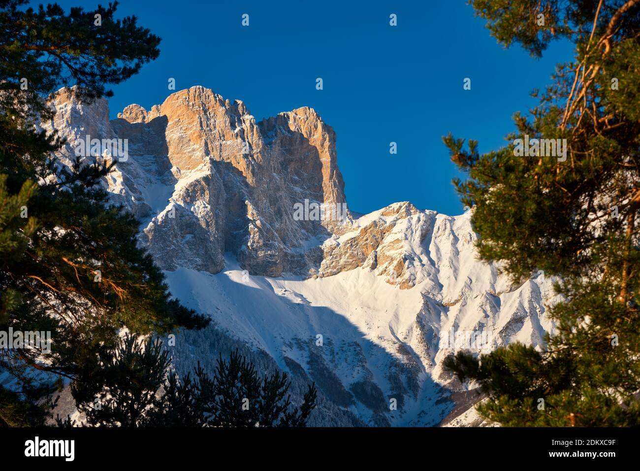 Winter sunrise on the Faraut mountain peaks (Faraut Breccia) in the Champsaur Valley.Hautes-Alpes, European Alps, France Banque D'Images