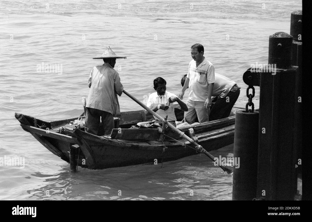 Un bateau sampan dans le port de Singapour. 1987. Banque D'Images