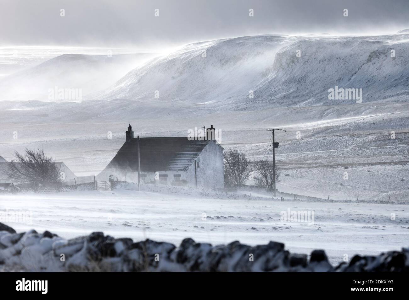 Avec la toile de fond dramatique de Cronkley est tombé, Sprindrift cours d'eau à travers le paysage et engloutit une ferme dans Upper Teesdale, comté de Durham, Royaume-Uni Banque D'Images