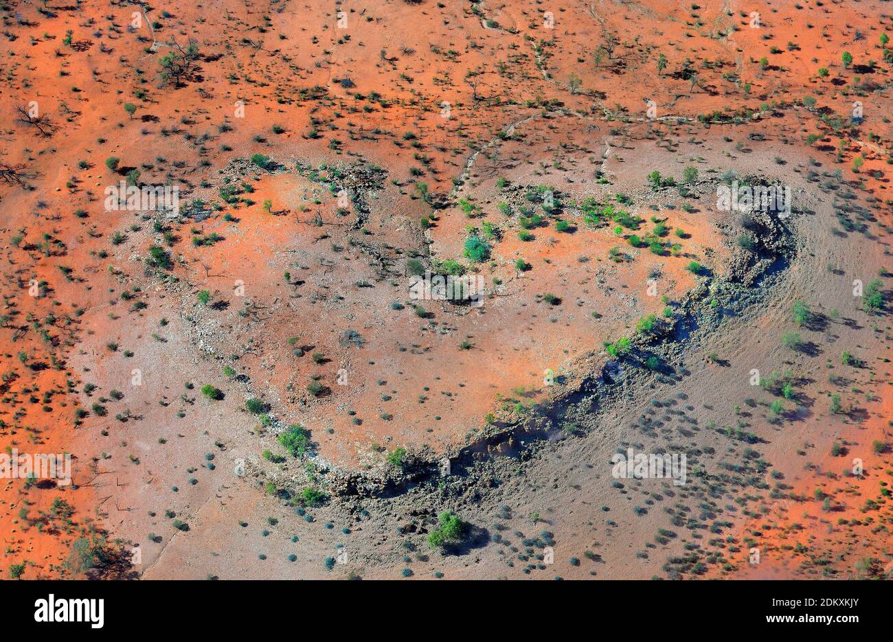 Australie, territoire du Nord, vue aérienne sur l'Outback avec formation de heartlake au sud d'Alice Springs, dans la réserve historique de Chambers Pillar, sur le bord de Simpson des Banque D'Images