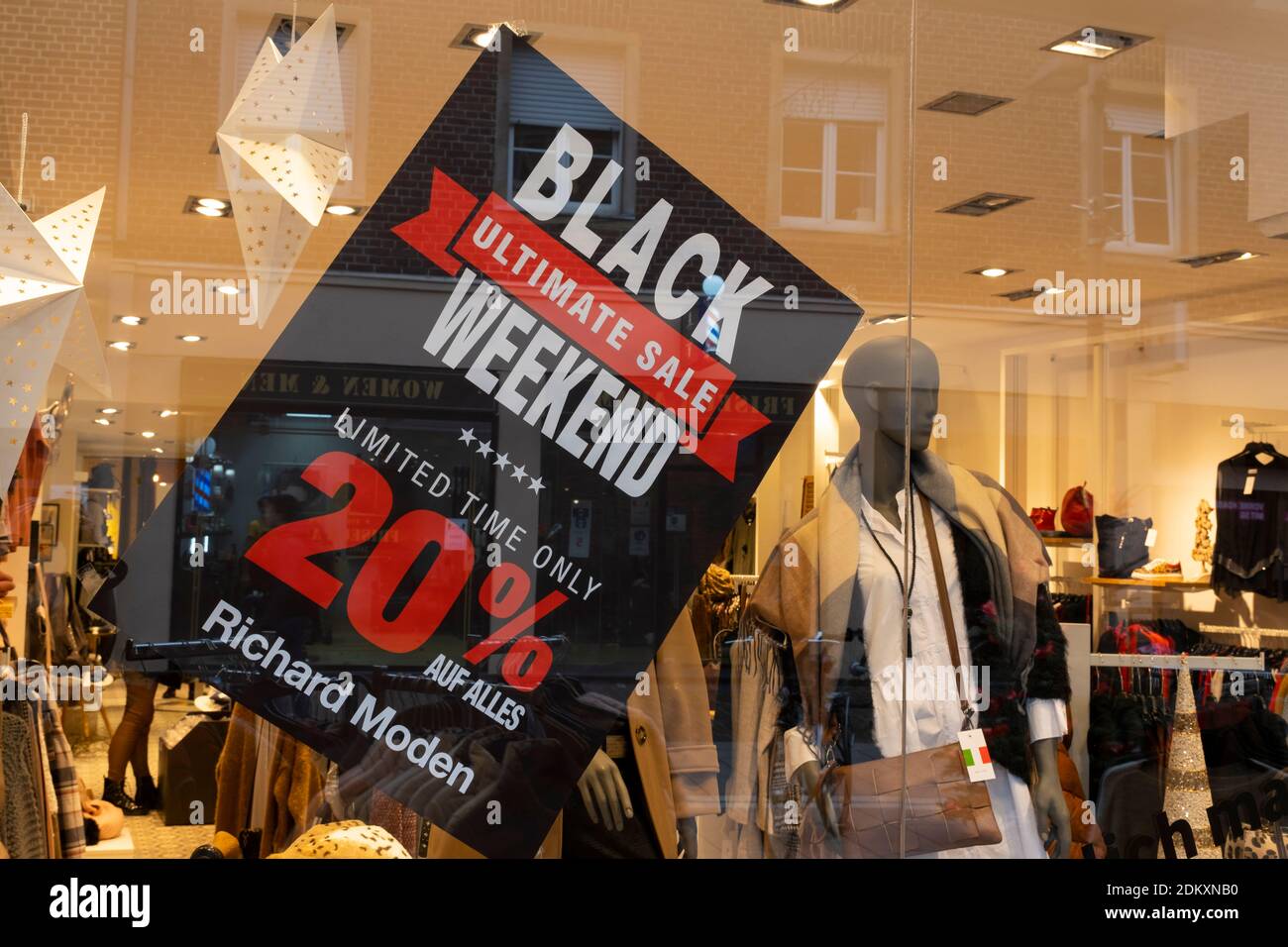 Boutique avec panneau 'Black Weekend', Rhénanie-du-Nord-Westphalie, Allemagne, Europe Banque D'Images