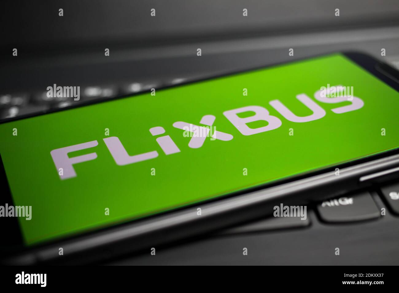 Viersen, Allemagne - avril 9. 2020: Gros plan de la ligne de bus longue distance verte Flixbus logo lettrage sur le clavier d'ordinateur Banque D'Images