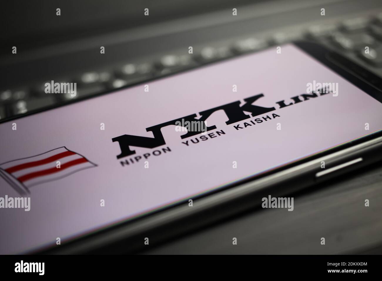 Viersen, Allemagne - mai 9. 2020: Gros plan de l'affichage de téléphone mobile avec NYK nippon yusen kaisha logo de ligne lettrage sur le clavier d'ordinateur Banque D'Images