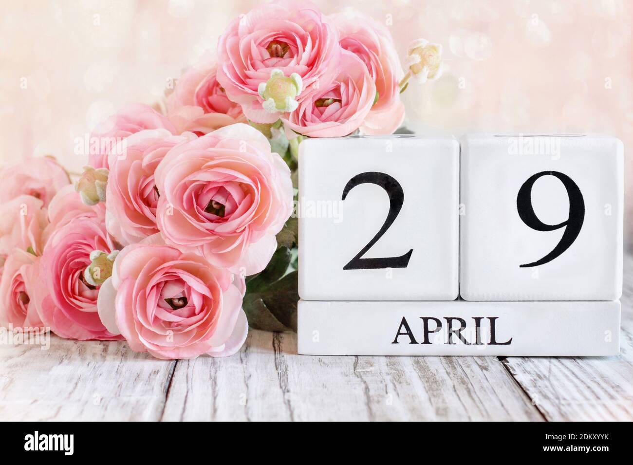 Blocs de calendrier en bois blanc avec la date du 29 avril. Mise au point sélective avec arrière-plan flou. Banque D'Images