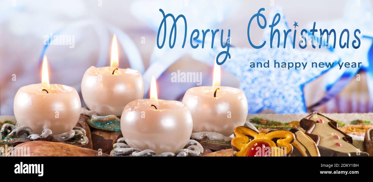 Couronne de l'Avent avec l'écriture Joyeux Noël et Bonne Année. Banque D'Images