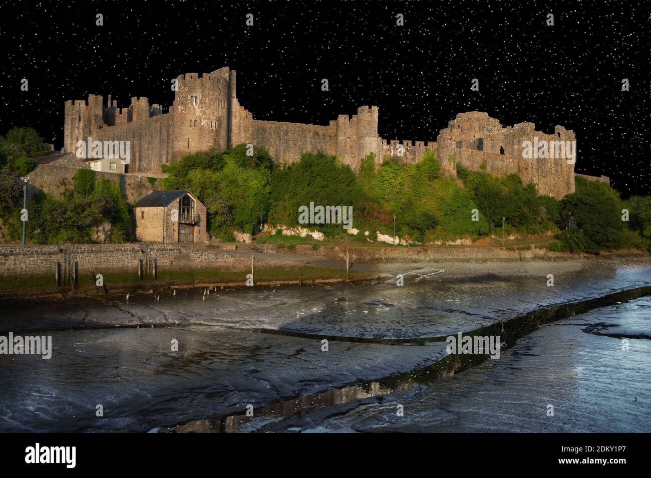 Le château de Pembroke est un château médiéval situé dans la ville de Pembroke, au pays de Galles. Il s'agit maintenant d'un bâtiment classé de classe I. Ici, le ciel nocturne a été ajouté. Banque D'Images