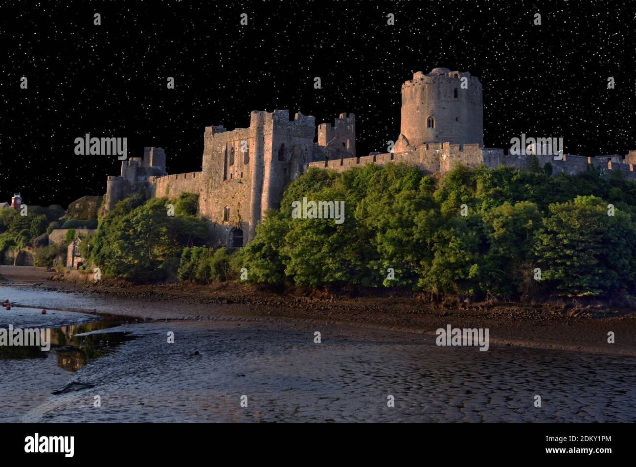Le château de Pembroke est un château médiéval situé dans la ville de Pembroke, au pays de Galles. Il s'agit maintenant d'un bâtiment classé de classe I. Ici, le ciel nocturne a été ajouté. Banque D'Images