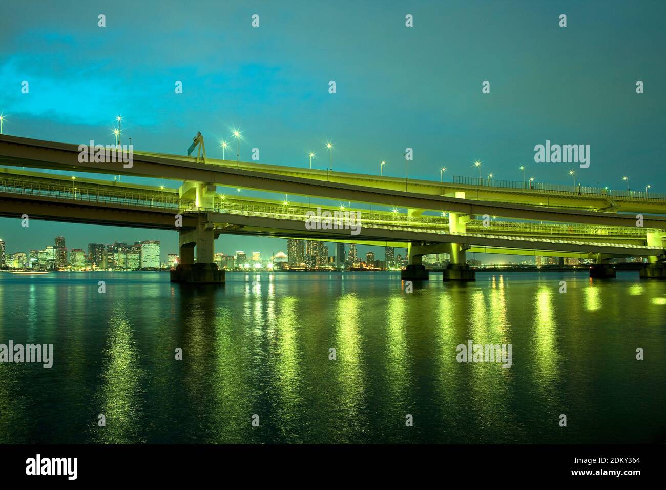L'accès au pont en arc-en-ciel, Odaiba, Tokyo, région du Kanto, Honshu, Japan Banque D'Images