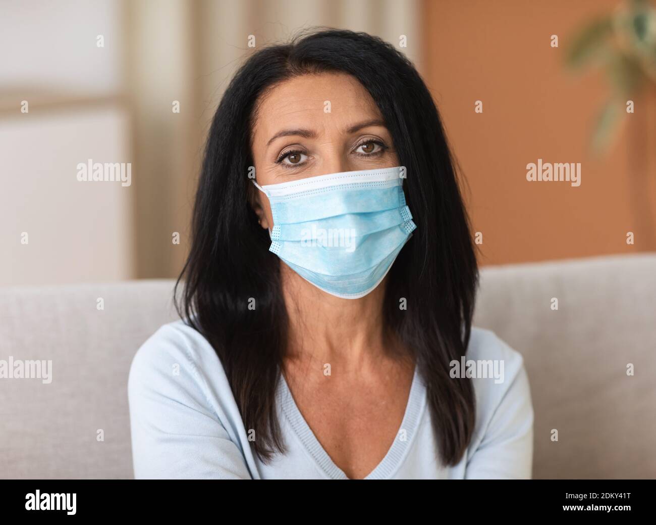 Portrait d'une femme mature portant un masque jetable pour prévenir l'infection Banque D'Images