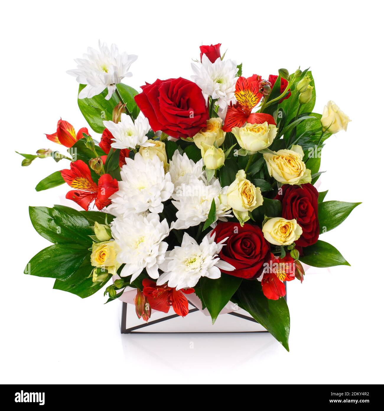 Mélange floral avec fleurs blanches, rouges et jaunes sur fond blanc. Banque D'Images