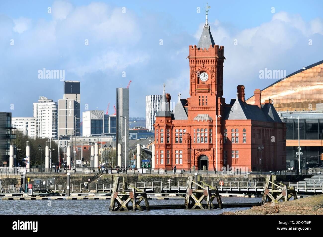 Pierhead dans la baie de Cardiff Banque D'Images