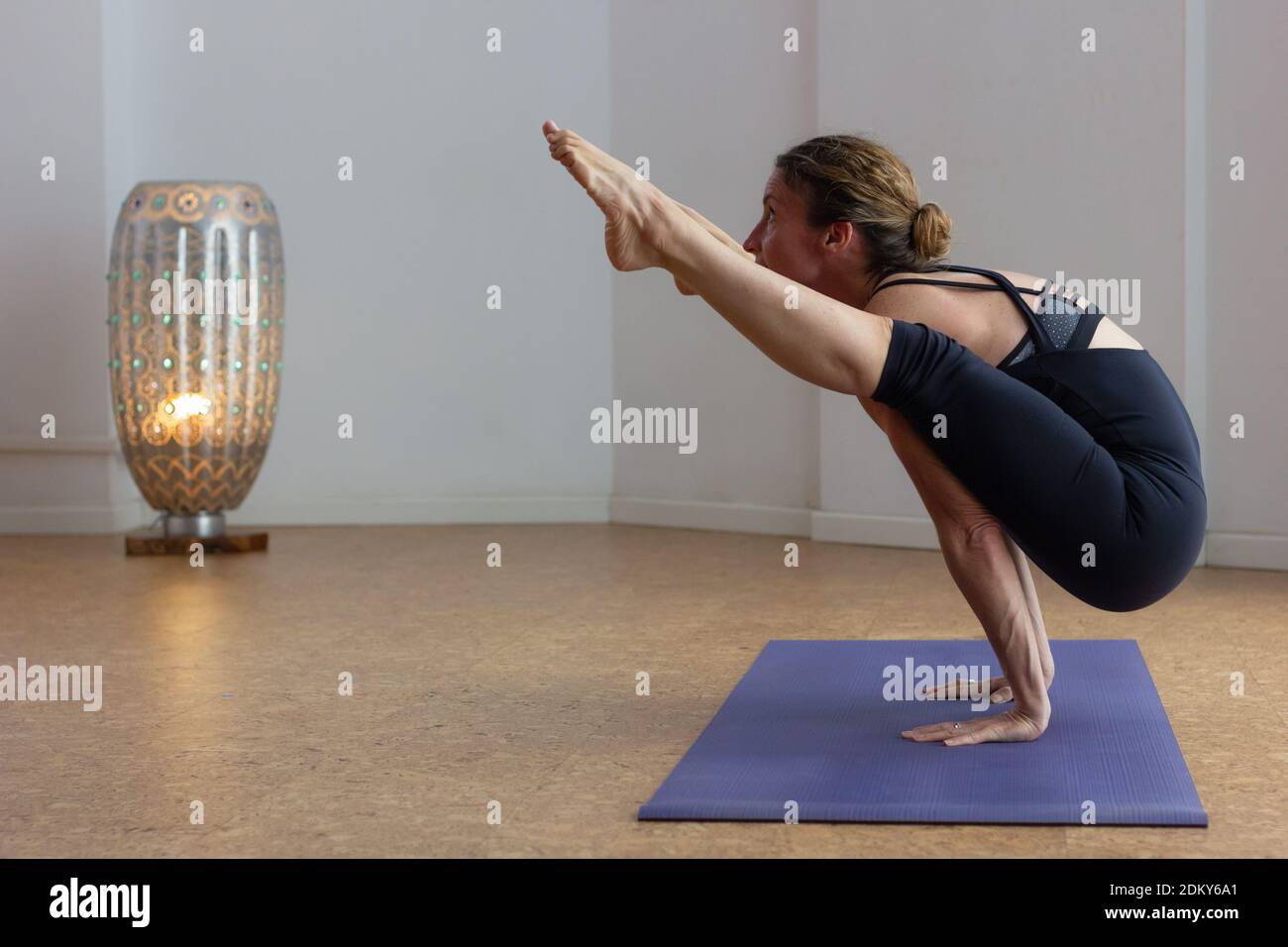 Femme forte dans tittibhasana debout sur les mains avec les jambes vers le  haut au studio de yoga. Flexible femelle yogi pratiquant ashtanga posture  luciale. Force de base Photo Stock - Alamy