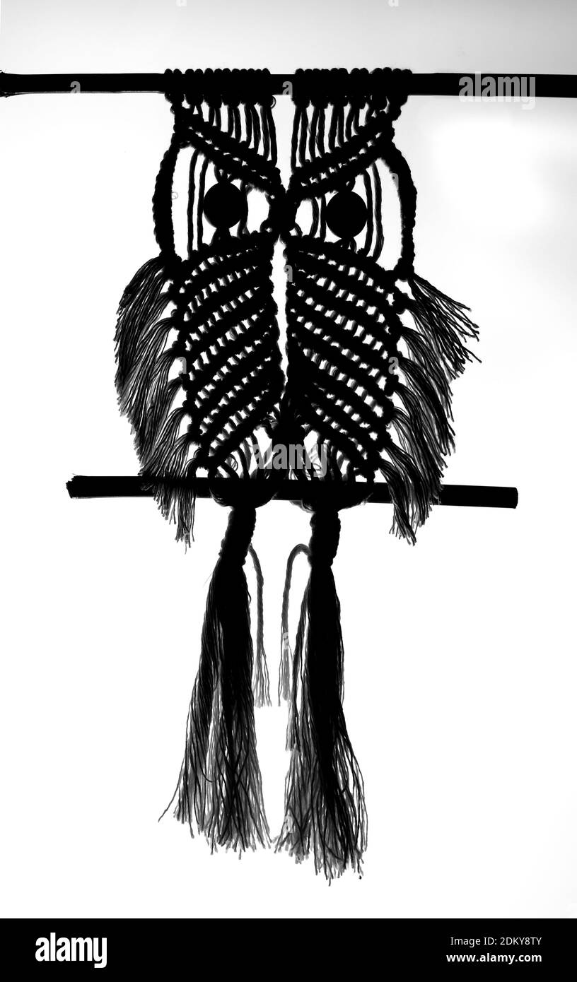silhouette de macrame tissée à la main avec hibou en corde sur blanc arrière-plan Banque D'Images