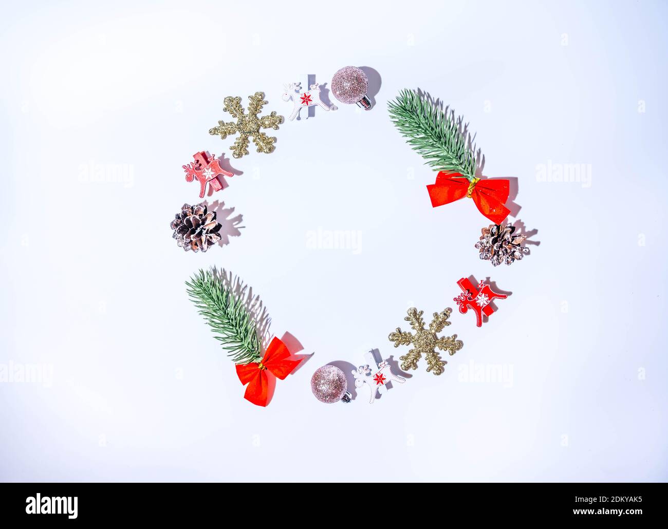 Cadre de Noël rond fait de décorations de noël isolé sur fond blanc, plat, vue de dessus. Arrière-plan de Noël blanc avec espace de copie. Banque D'Images