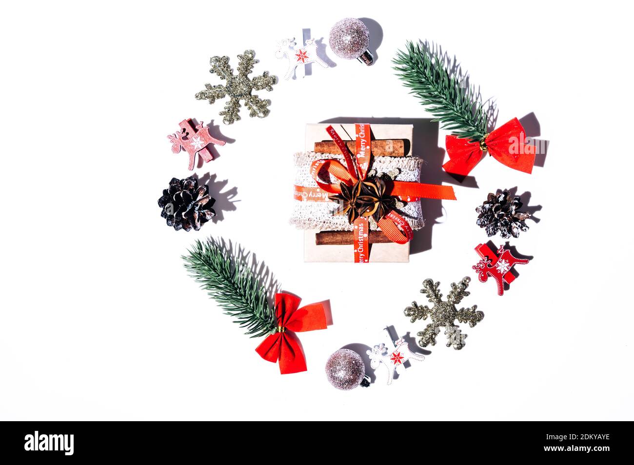 Cadre de Noël rond fait de décorations de noël isolé sur fond blanc, plat, vue de dessus. Arrière-plan de Noël blanc avec espace de copie. Banque D'Images