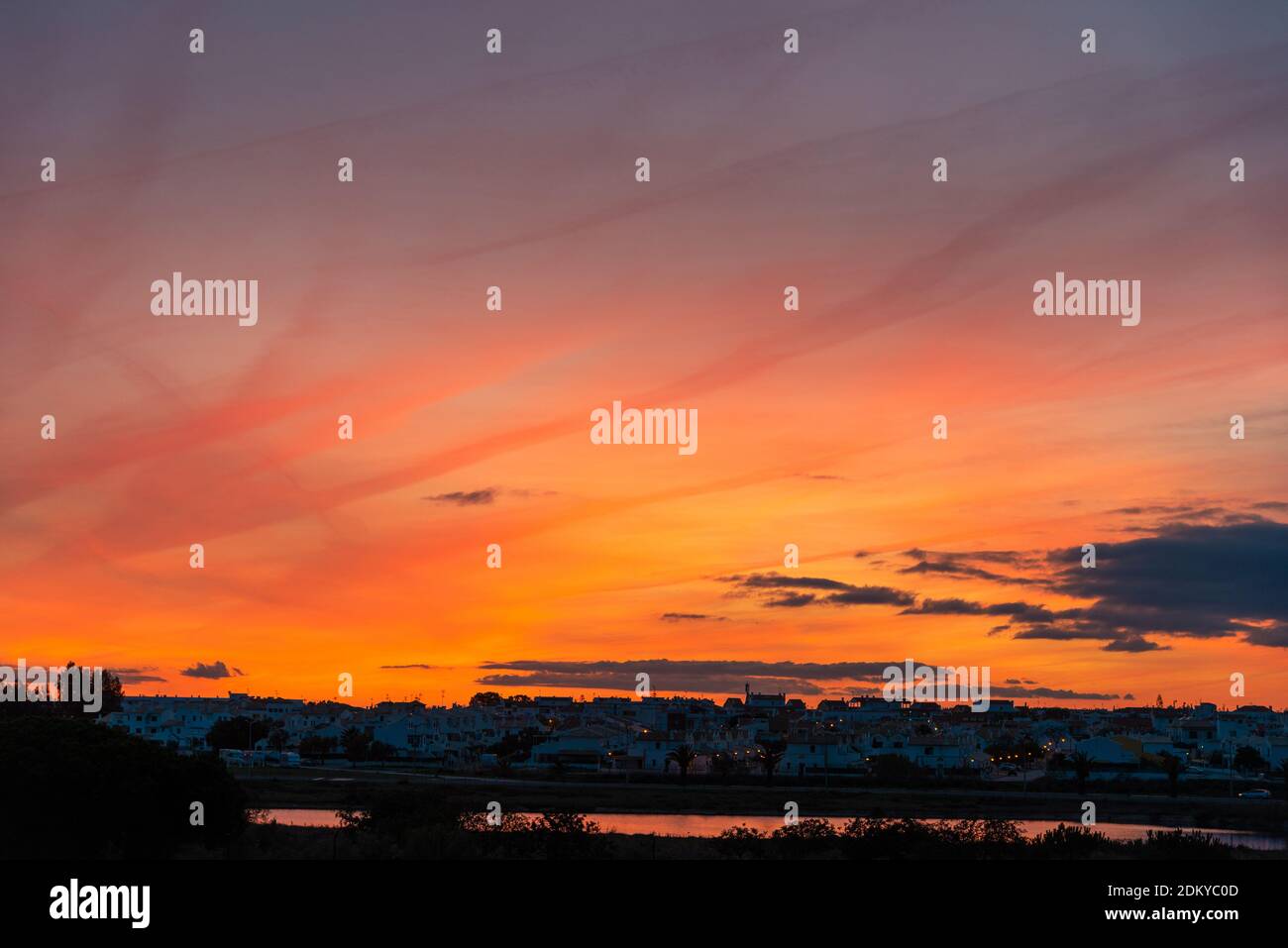 Altura, Algarve, Portugal : coucher de soleil sur le village Banque D'Images