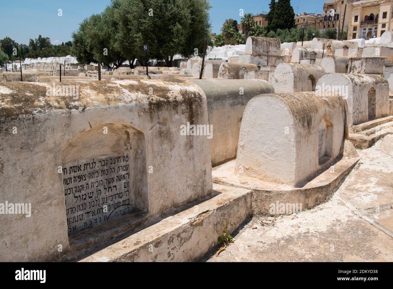 Tombes blanches dans le cimetière juif de Fès, au Maroc Banque D'Images