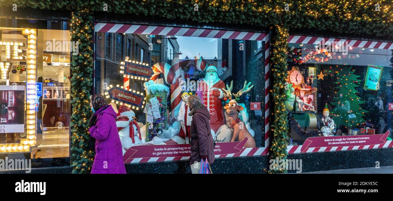 Deux femmes admirant l'exposition de la fenêtre de Noël dans le grand magasin d'Arnotts à Henry Street, Dublin, Irlande. Banque D'Images