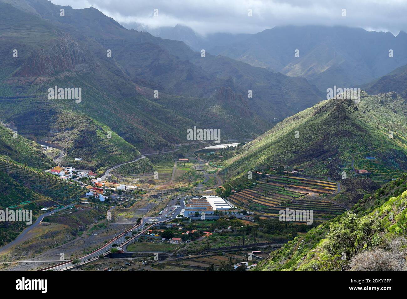 Espagne, îles Canaries, la Gomera, petit village au milieu des montagnes avec terrasses de culture Banque D'Images