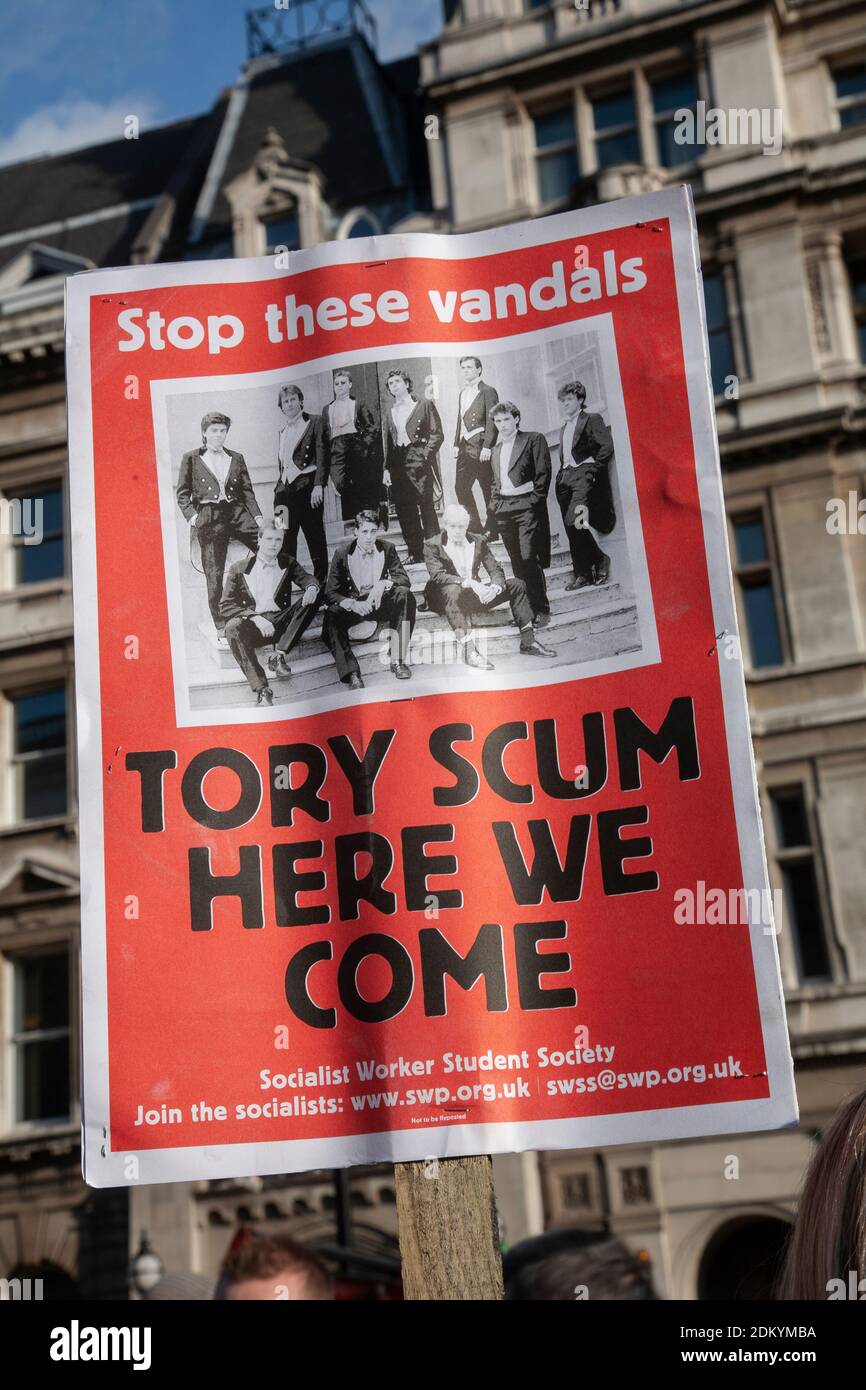'Tory Scum here We Come', un écriteau de protestation politique anti-conservatrice lors d'une manifestation à Whitehall, Westminster, Londres, Royaume-Uni Banque D'Images