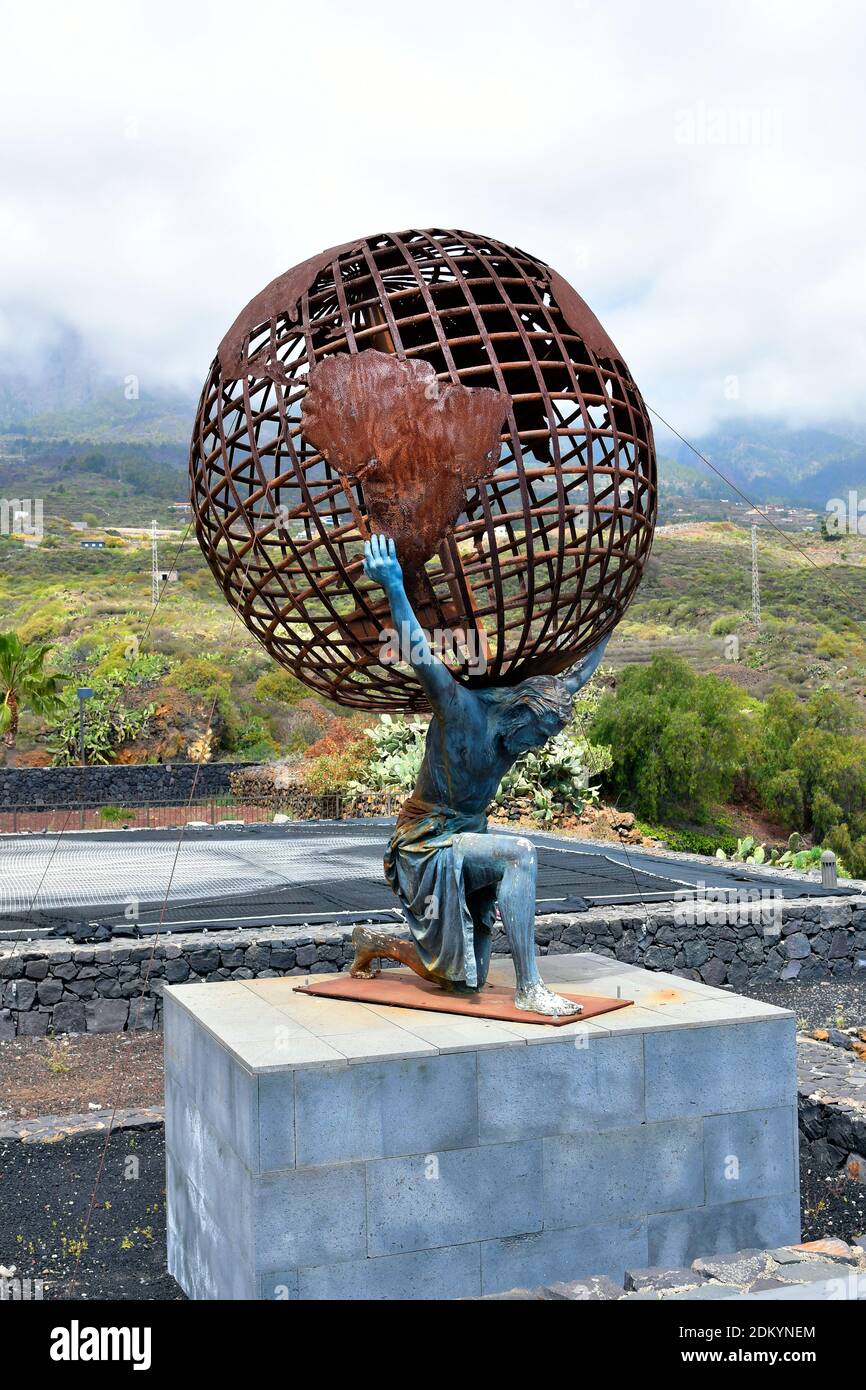 Güimar, Canaries, Espagne - 06 Avril 2018 : la sculpture avec titan Atlas porter le monde sur ses épaules, figure historique de la mythologie grecque Banque D'Images