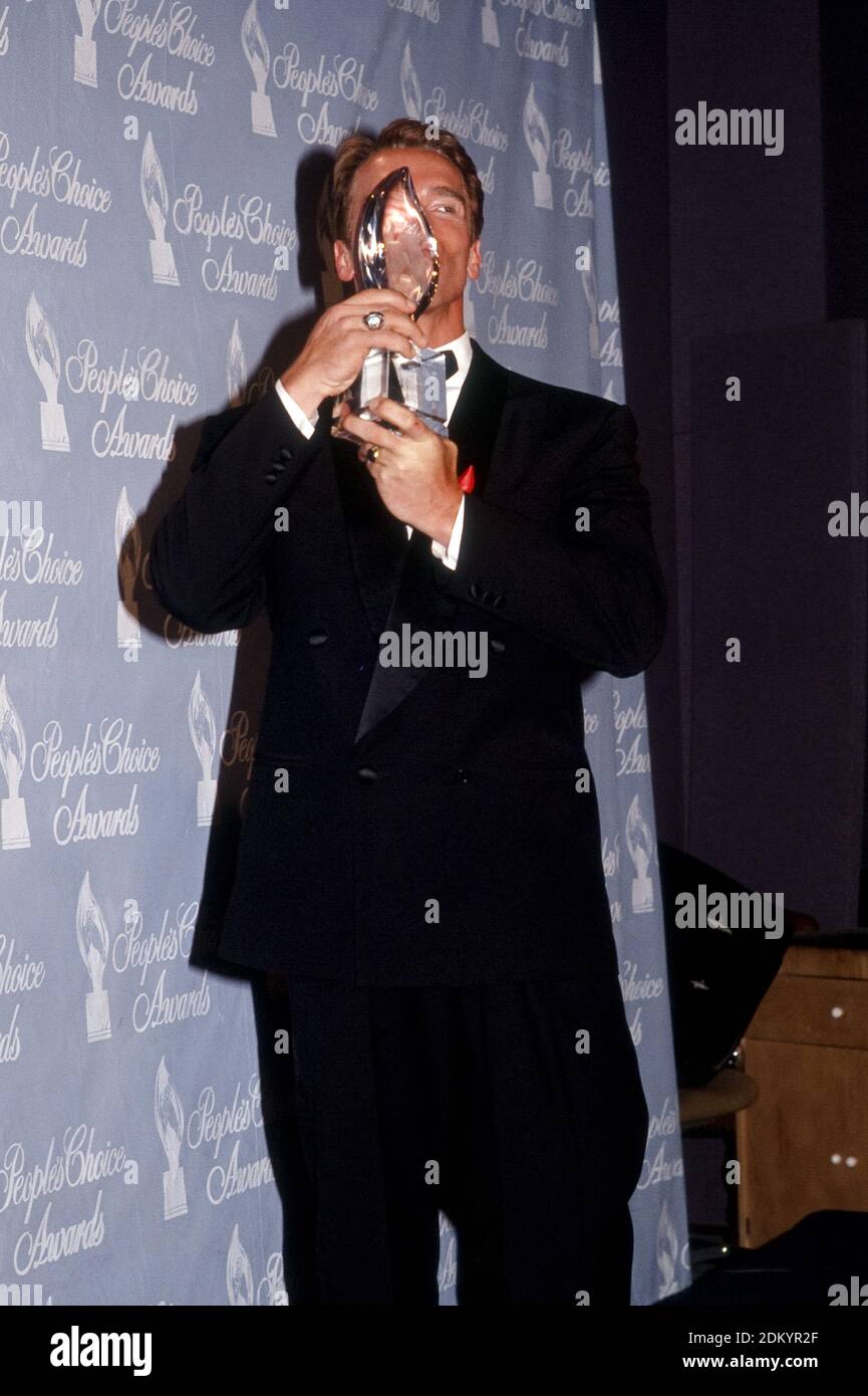 Arnold Schwarzenegger au 18e Prix annuel du choix du peuple, Universal City, CA, 17 mars 1992 / référence du dossier 34000-1168PLTHA Banque D'Images