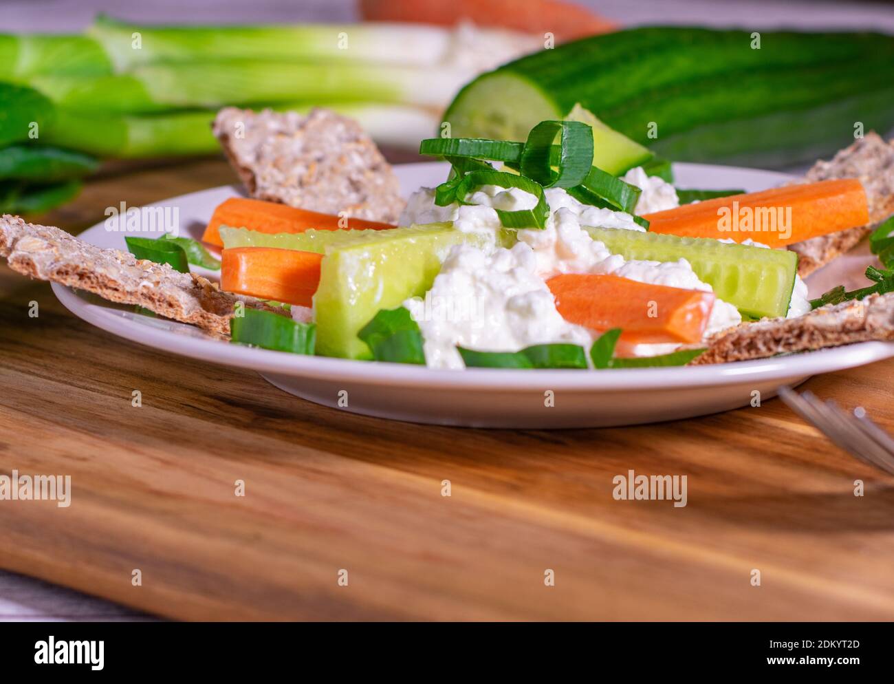 en-cas sain avec légumes, fromage cottage et pain croustillant Banque D'Images