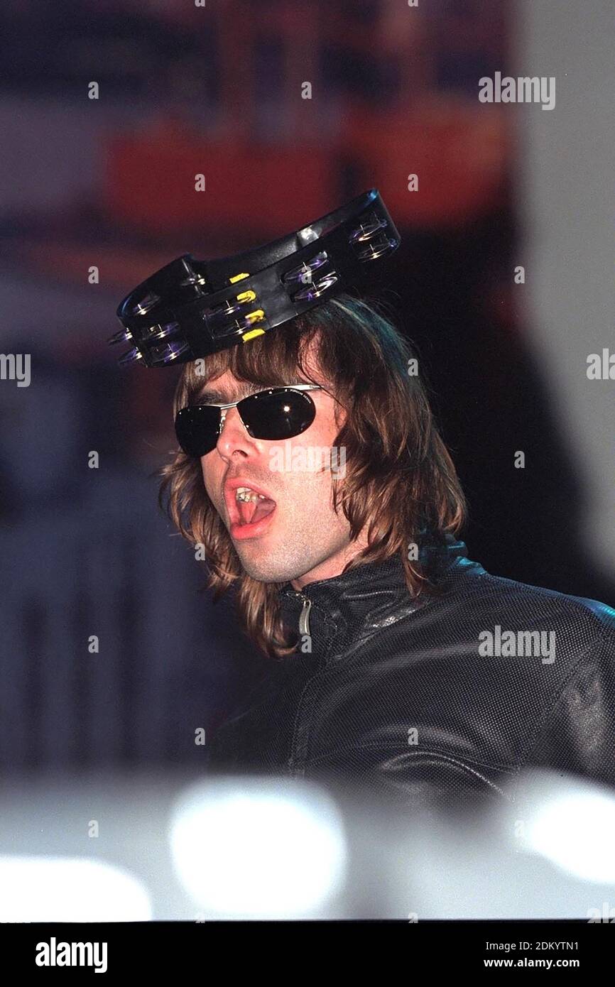Liam Gallagher, chanteur principal avec Oasis sur la scène en tête de la nuit de dimanche au Rising Festival en 2000, Angleterre, Royaume-Uni Banque D'Images