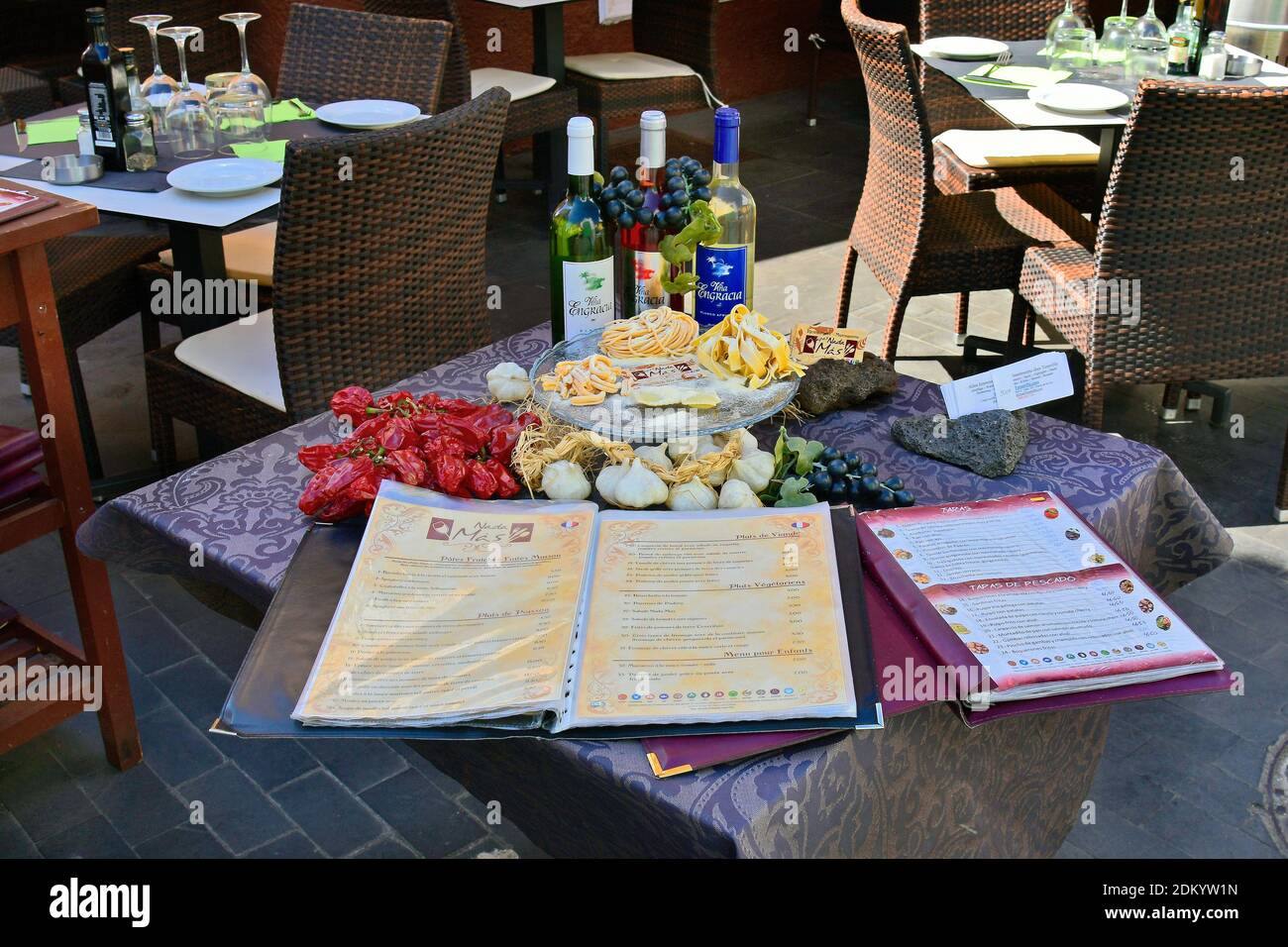 Tenerife, Iles Canaries, Espagne - 03 avril 2018: Table dans le restaurant décoré avec la nourriture et carte de menu dans le quartier de la Ranilla à Puerto de la Cruz Banque D'Images