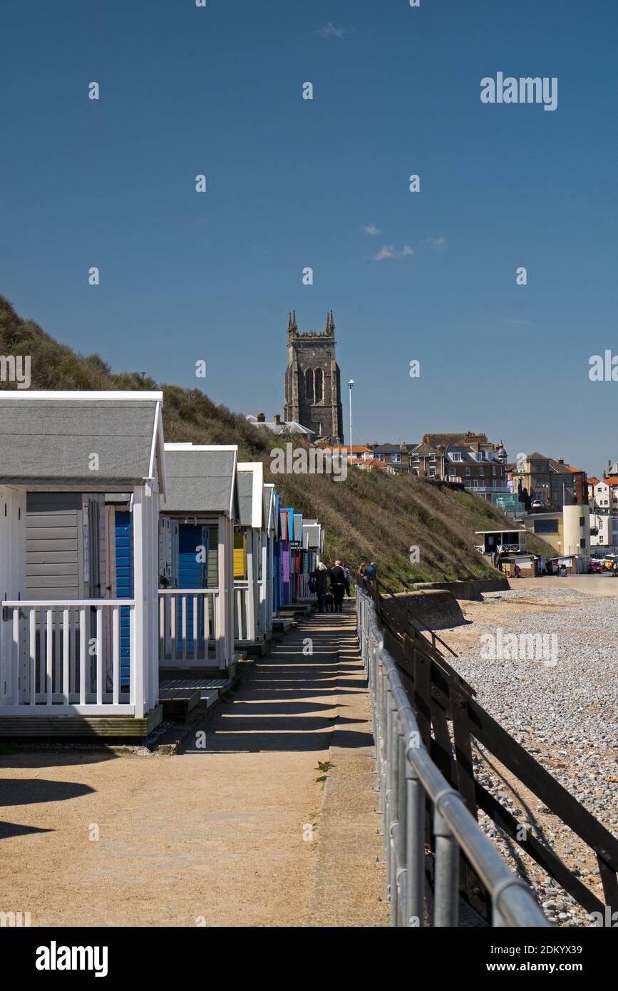 Le North Norfolk Seaside Resort de Cromer avec ses cabanes de plage, Pier, et l'architecture victorienne, Cromer, Norfolk, Angleterre, Royaume-Uni Banque D'Images