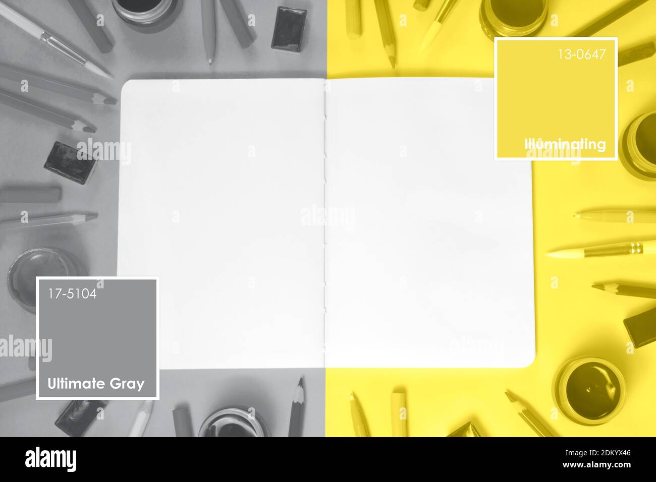 Carnet de croquis de peintre ou note avec des outils sur fond jaune lumineux et gris ultime. Design créatif montrant les couleurs de l'année 2021 Banque D'Images