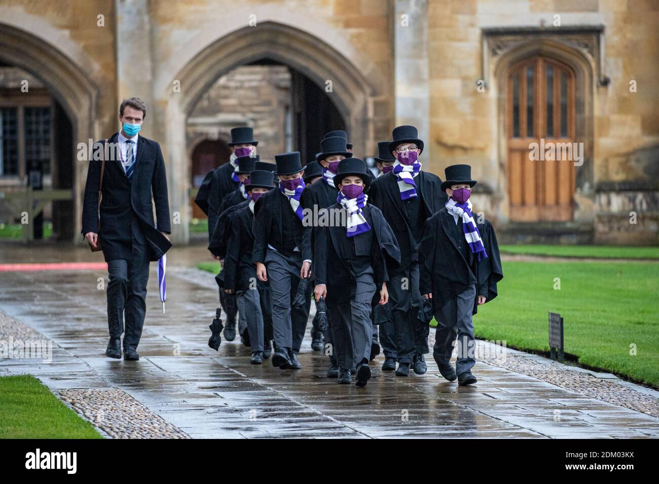 La photo datée du 12 décembre montre le chœur KingÕs sur leur chemin vers la chapelle du collège KingÕs à l'université de Cambridge samedi après-midi pour enregistrer le service de chants de Noël mondialement connu diffusé à la télévision et qui n'avait pas de congrégation cette année. Les choristes ont défilé dans la chapelle KingÕs College de l'université de Cambridge pour enregistrer le célèbre service de chants de noël, qui n'avait pas de congrégation cette année pour la première fois de son histoire. Les garçons ont été vus porter des masques comme ils ont déposé dans la chapelle hier après-midi (Sat) pour enregistrer le Festival de neuf leçons et chants. Cette année, le service n'avait pas de congrega Banque D'Images