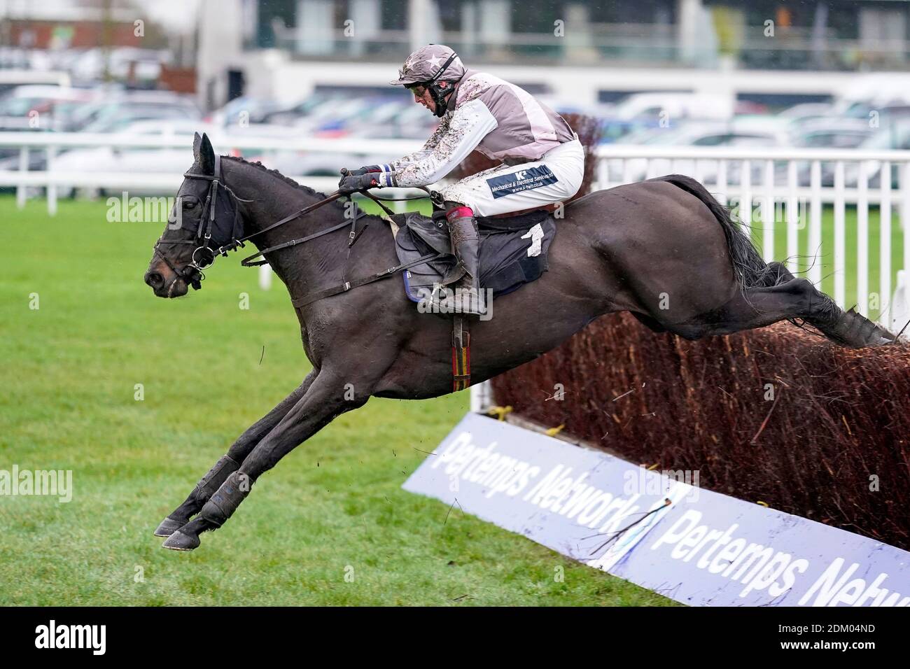 Nathan Moscrop à Sao Clear la dernière clôture pour gagner le BoscaSports le No 1 Digital Bietting Shop Display Conditional Jockeyss' Handicap Chase au Newbury Racecourse. Banque D'Images