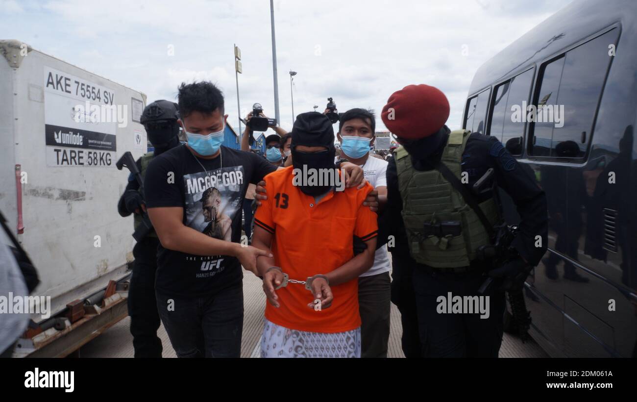 Tangerang, Indonésie. 16 décembre 2020. À son arrivée à l'aéroport international Jakartas Soekarno-Hatta, Zulkarnaen, 57 ans, dirigeant principal de Jemaah Islamiyah (JI), un membre de la police, qui était en campagne pour son rôle présumé dans les attentats de Bali en 2002. (Photo de Fajrin Raharjo/Pacific Press) Credit: Pacific Press Media production Corp./Alay Live News Banque D'Images