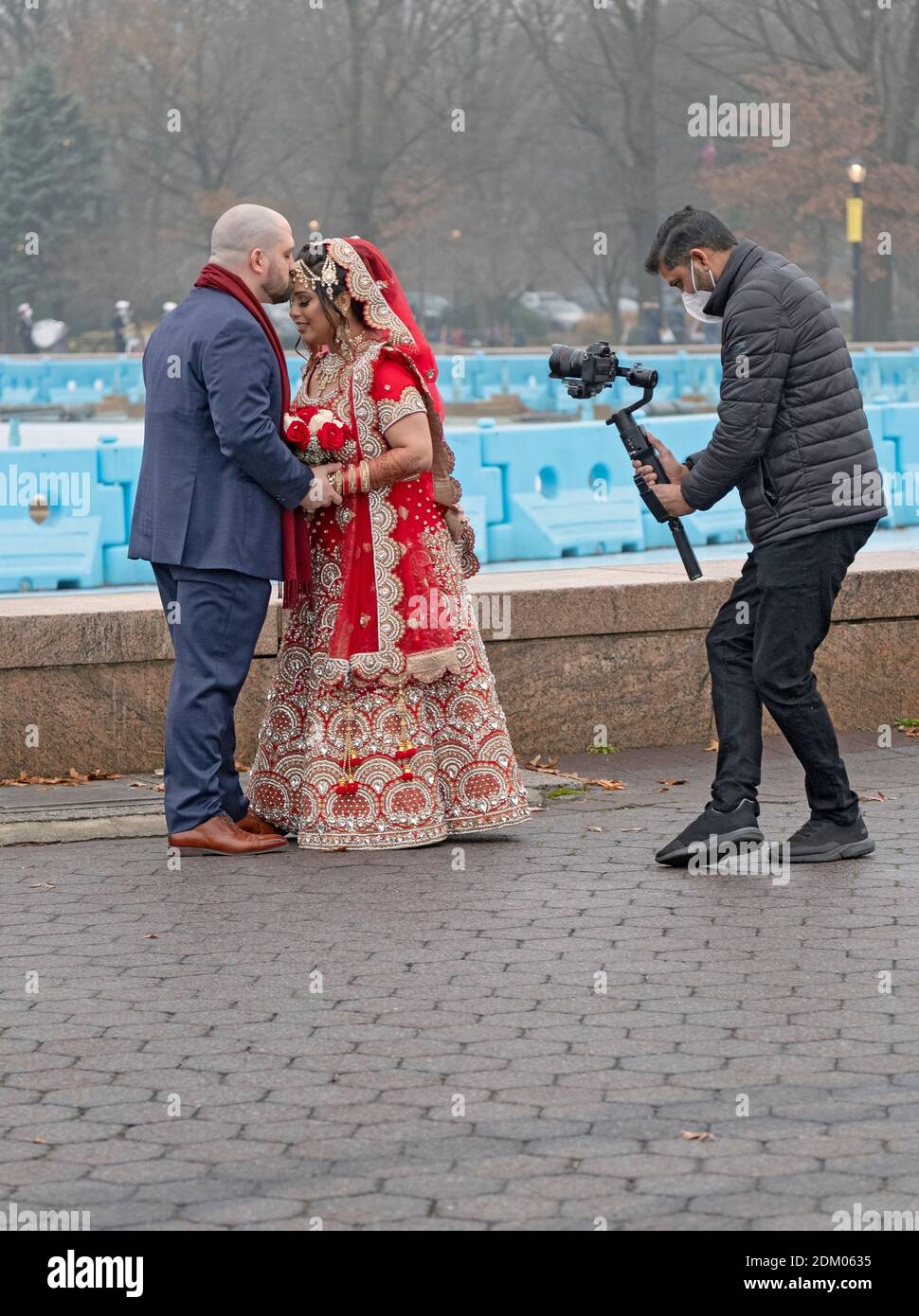 Une mariée hindoue et son marié posent pour des photos quelques heures avant leur mariage. À Flushing Meadows Corona Park, Queens, New York. Banque D'Images