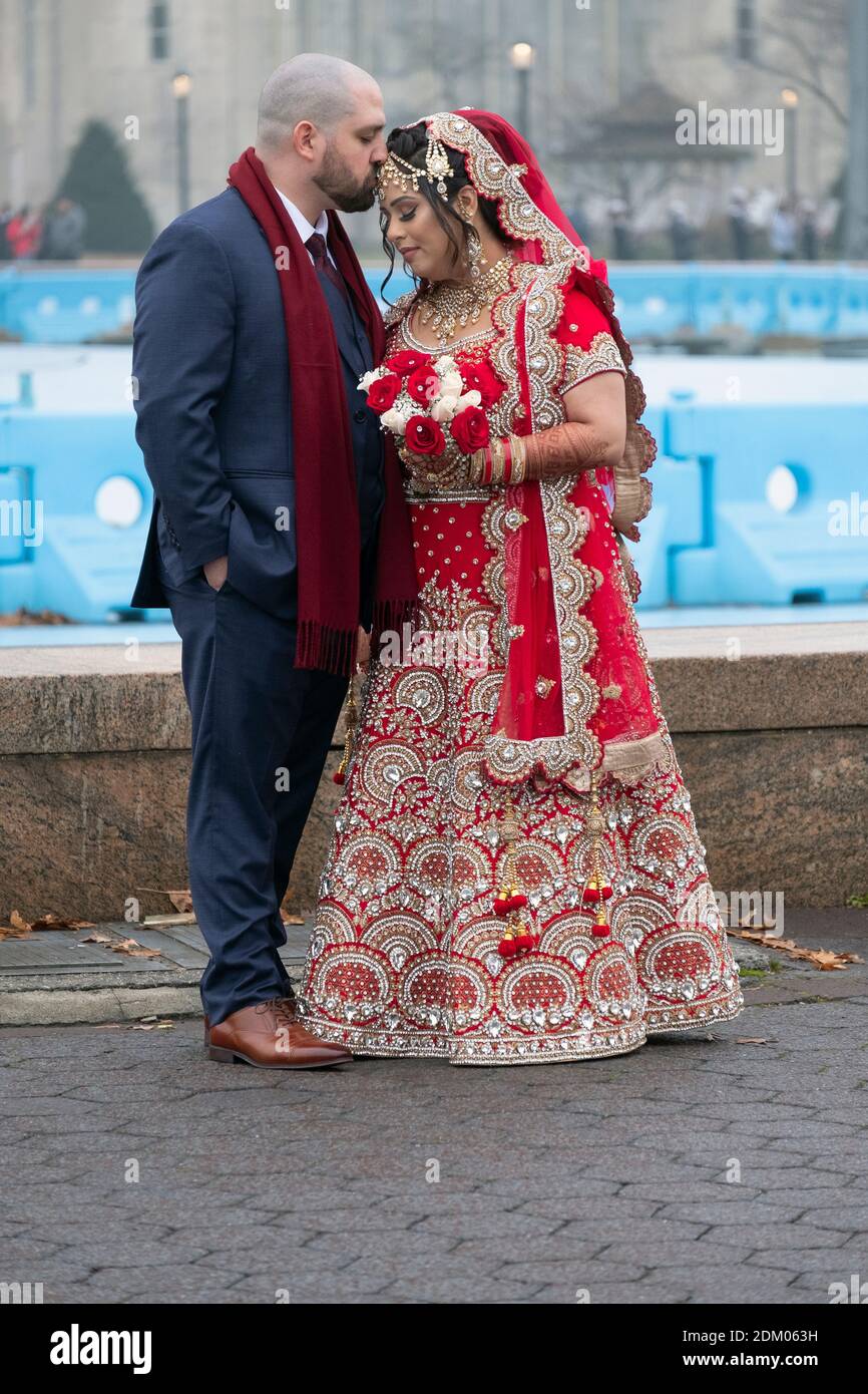 Une mariée hindoue et son marié posent pour des photos quelques heures avant leur mariage. À Flushing Meadows Corona Park, Queens, New York. Banque D'Images