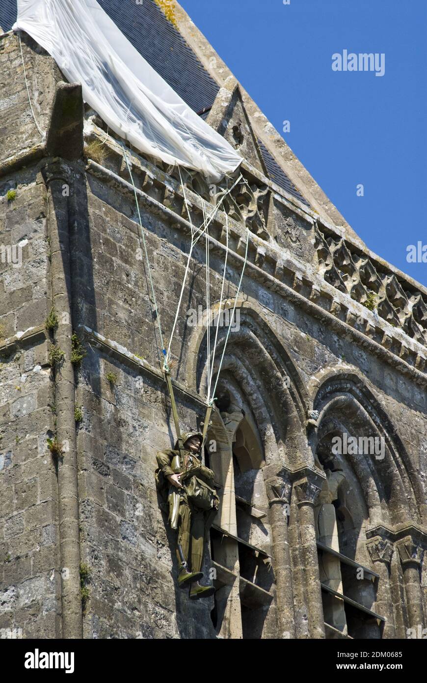 Église Sainte-Mere-Église, célèbre pour un incident lorsqu'un parachutiste a pris sur la flèche lors de l'invasion du débarquement de Normandie, le 6 juin 1944. Banque D'Images