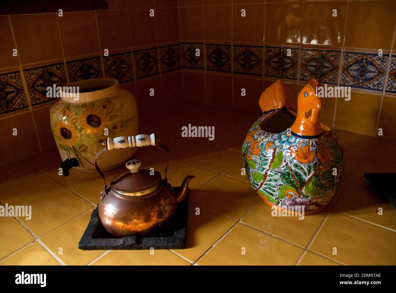 Théière en laiton et récipients en céramique dans la cuisine de l'Hacienda Sotuta de Peon, Yucatan, Mexique. Banque D'Images