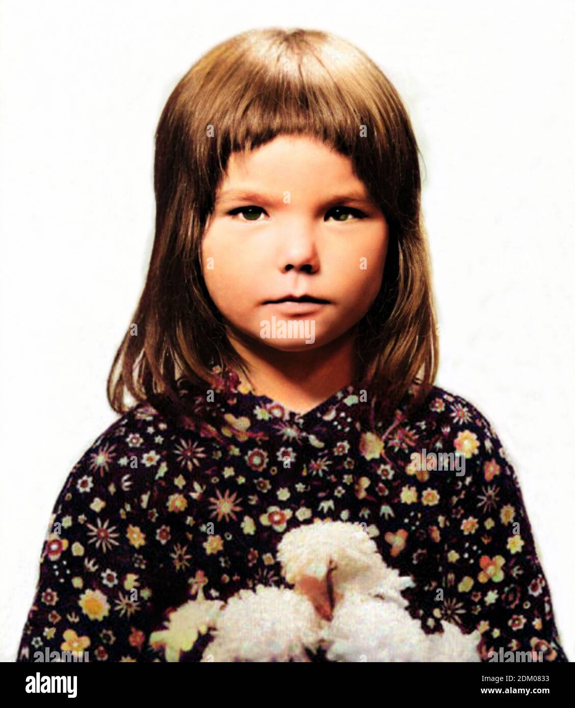 1970 CA, ISLANDE : le célèbre chanteur et compositeur islandais Pop BJORK  Björk Guðmundsdóttir ( né en 1965 ) quand était une jeune fille de 5 ans .  Photographe inconnu. COLORISÉ NUMÉRIQUEMENT . -