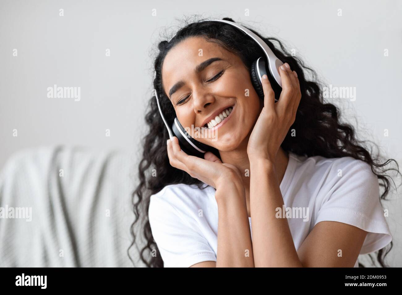 Jeune femme joyeuse dans un casque d'écoute de la musique Banque D'Images