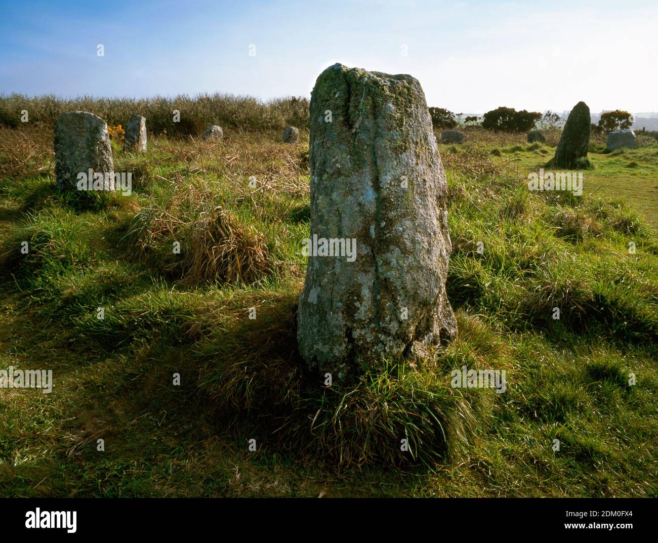 Boscawen-un Stone Circle, St Buryan, Cornouailles, Angleterre, en regardant vers le sud-ouest à l'arc de cercle est, avec une pierre penchée excentrée. Banque D'Images