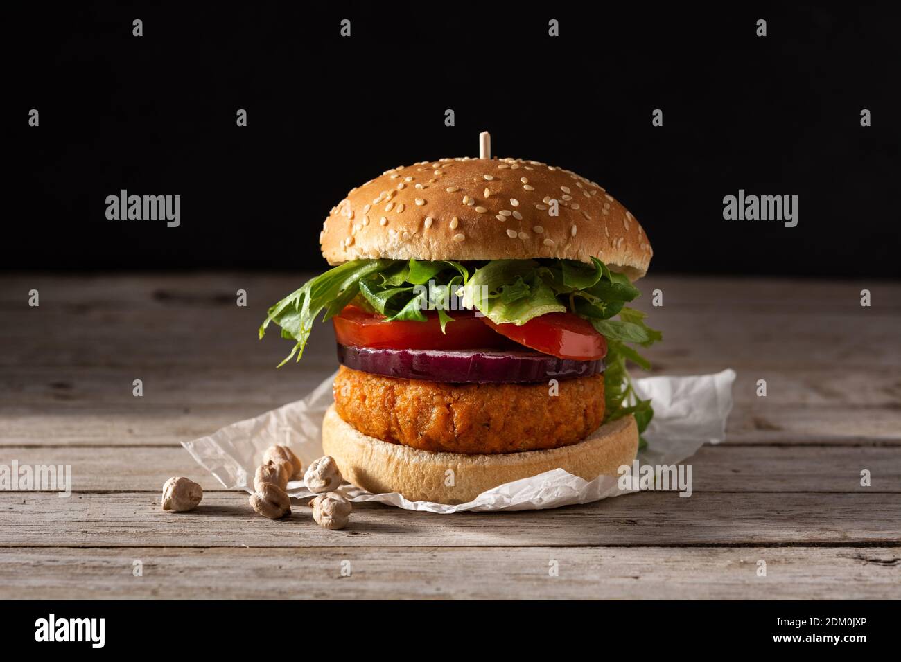 Délicieux hamburger sain aux pois chiches. Régime alternatif. Concept alimentaire veganisme. Banque D'Images